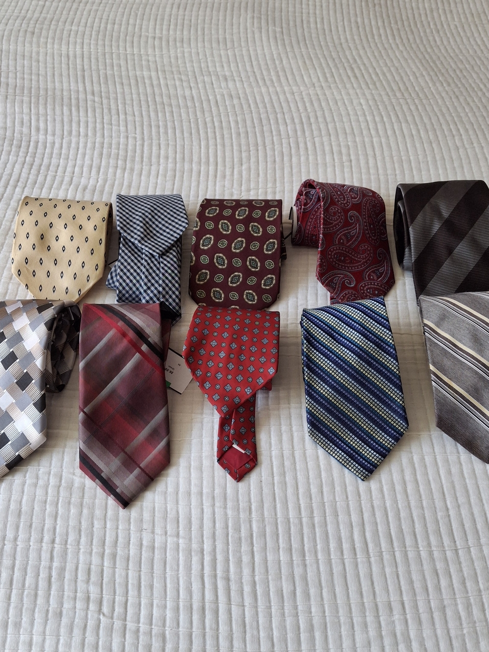 Lot of 10 Men's Silk Ties.
Variety of color and brands